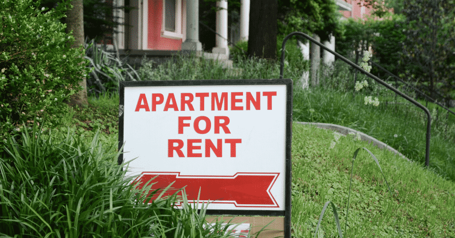 Sign that says Apartment f or Rent in Yard